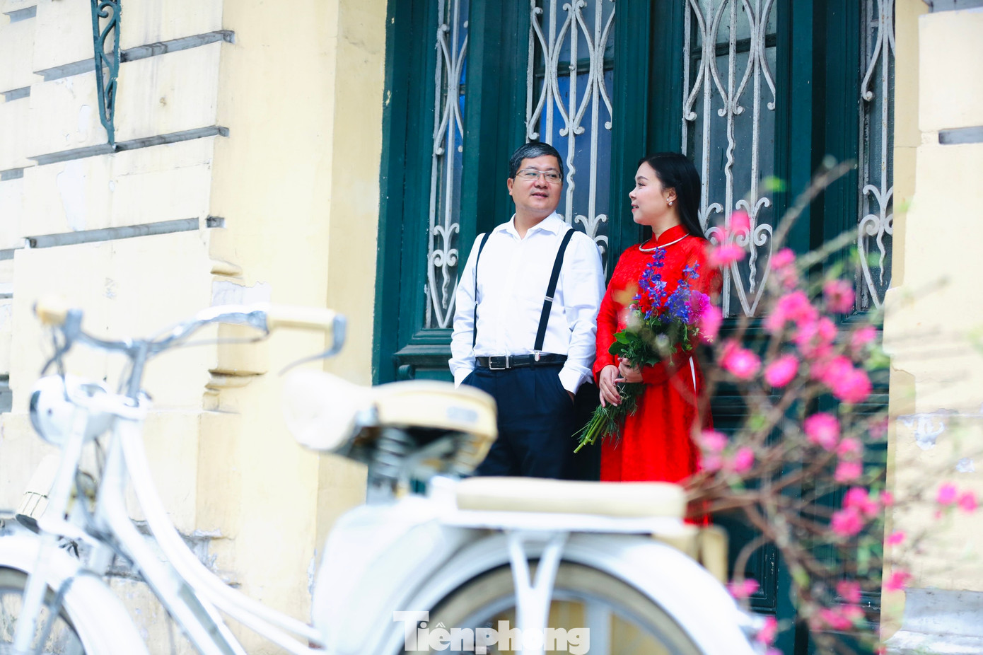 Vợ chồng anh Hùng lựa chọn ngày cận Tết để lưu giữ lại những khoảnh khắc bình dị của phố phường Hà Nội nhân kỷ niệm 15 năm ngày cưới.