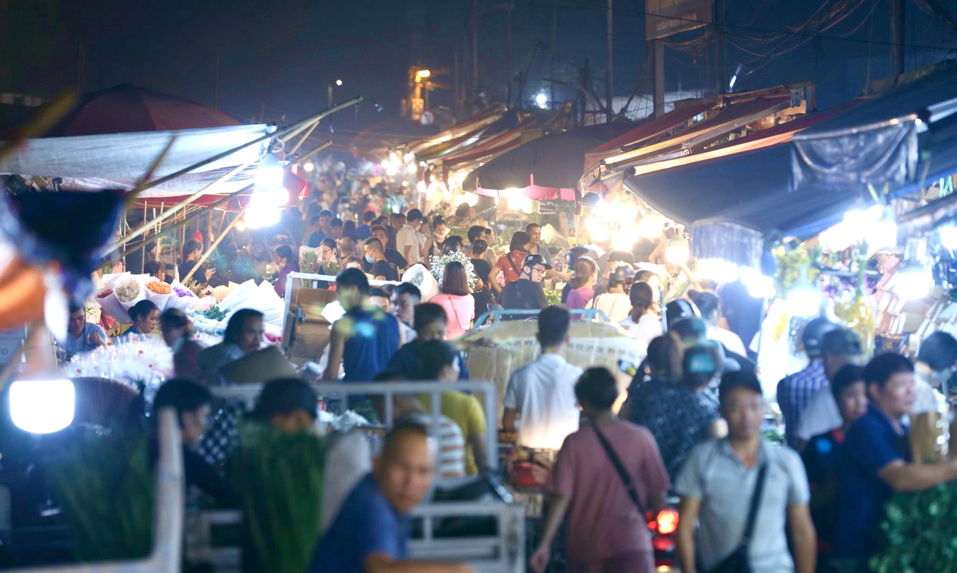 Chợ hoa đêm Quảng An từ lâu đã trở thành địa chỉ mua hoa quen thuộc, gần gũi với người dân Thủ đô và các tỉnh, thành phố lân cận.