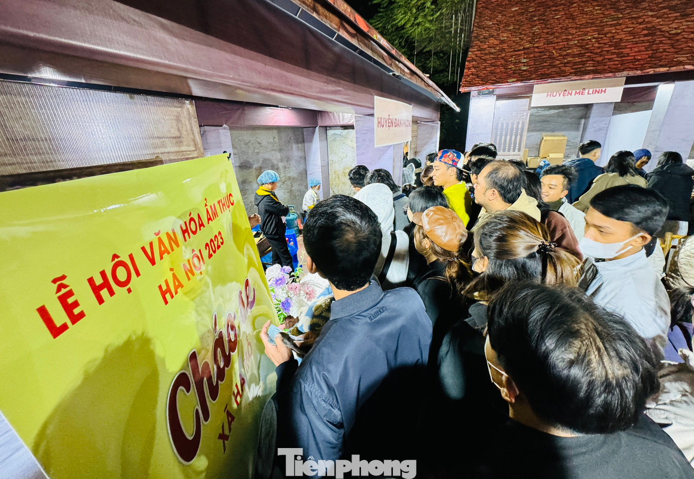 Đa dạng các món ăn và các sản phẩm tiêu biểu làng nghề truyền thống của Hà Nội được đưa vào không gian văn hóa ẩm thực. Đặc sắc nhất phải kể đến cốm Mễ Trì, miến làng So, chè lam Thạch Xá, rượu làng Ngâu, cháo gõ Quảng Phú Cầu, bánh cuốn Hòa Nam…