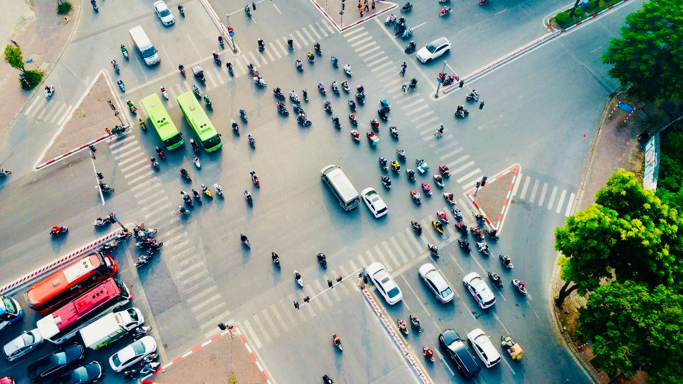 Cách đó không xa, tại ngã tư Hàm Nghi - Lê Đức Thọ, vào giờ cao điểm xung đột giao thông thường xuyên diễn ra, các phương tiện phải dừng chờ 2 thậm chí 3 nhịp đèn đỏ mới có thể đi qua.