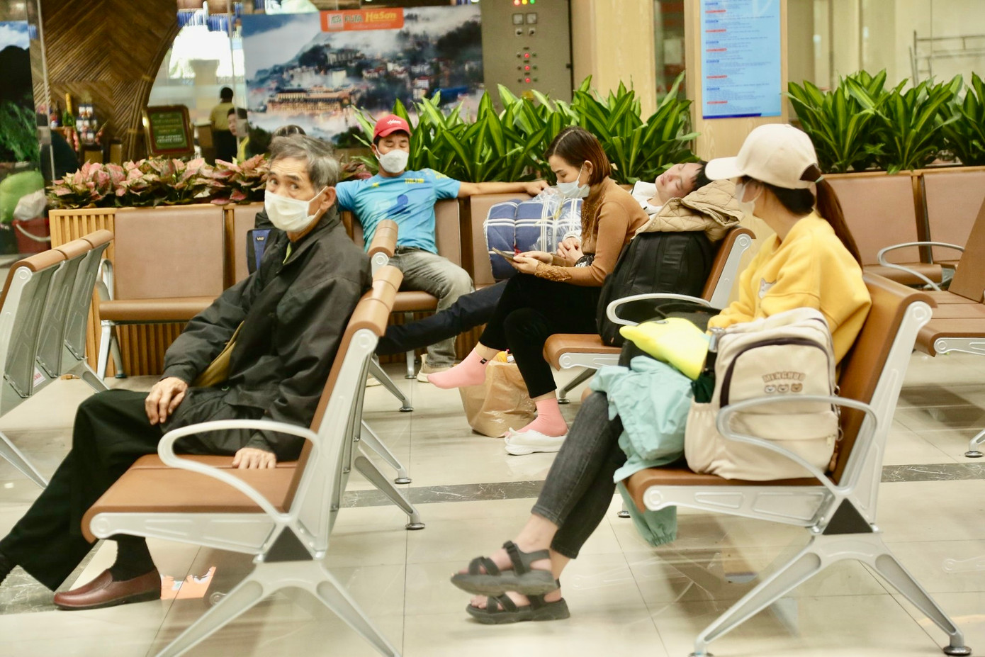 Nhiều người tỏ ra mệt mỏi tranh thủ chợp mắt đợi giờ xe xuất bến.