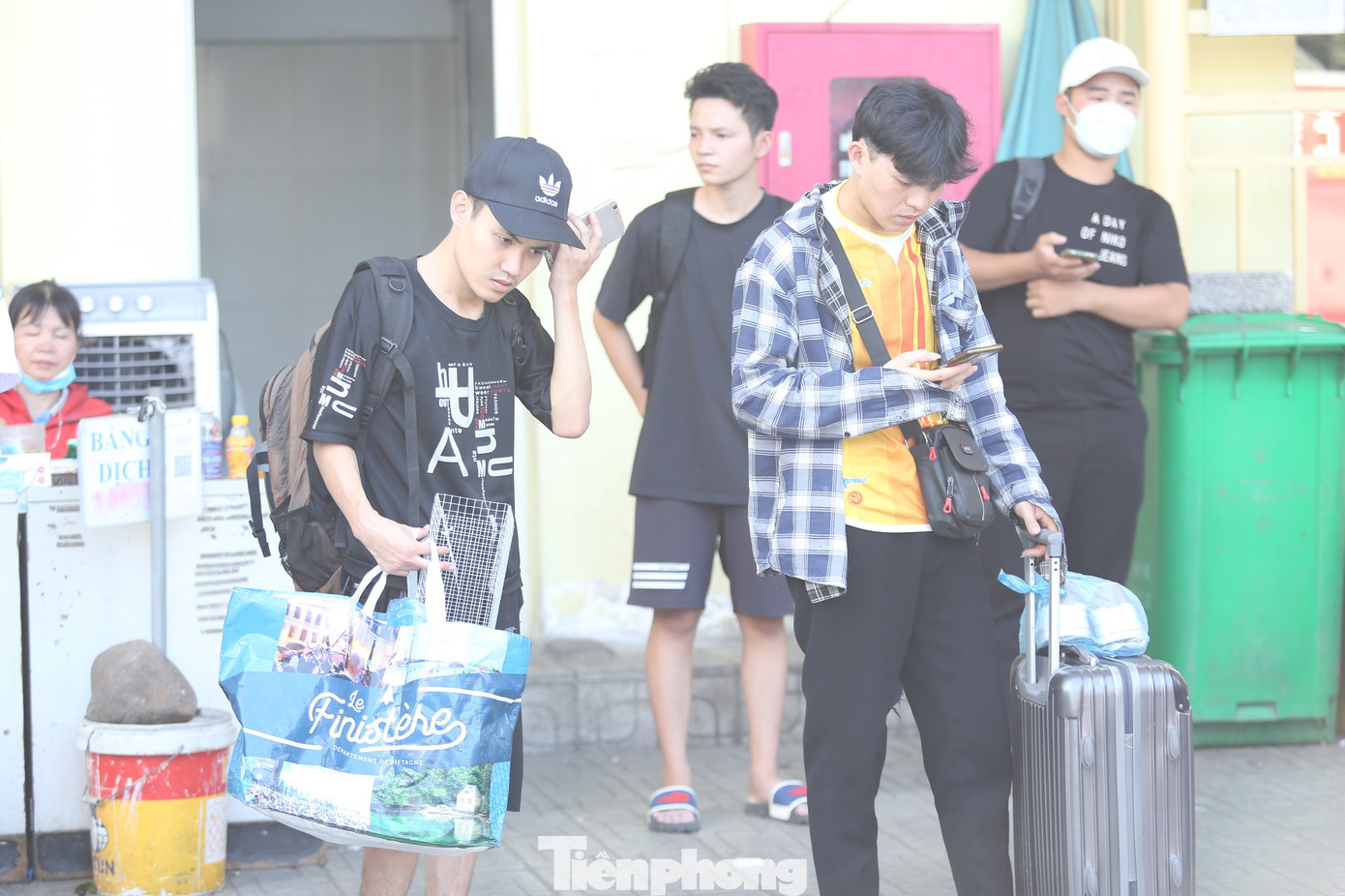 Theo ghi nhận của PV báo Tiền Phong, tại các bến xe, ai cũng đều tay xách nách mang đồ đạc lỉnh kỉnh. Hầu hết các phương tiện đều chật kín người.