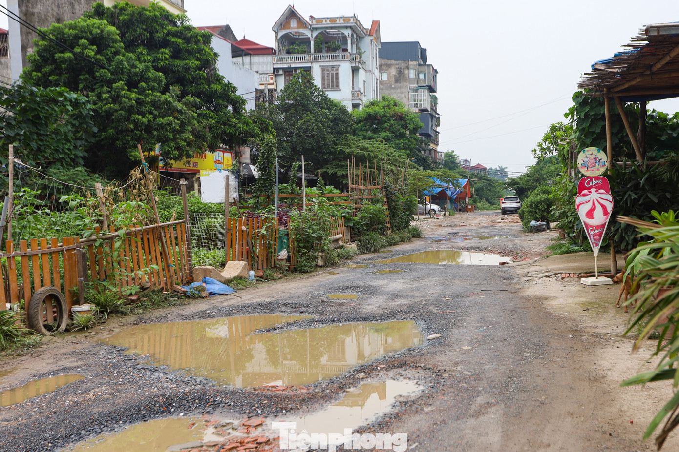 Được biết, đây là khu vực nằm trong dự án mở đường và đang được thi công dang dở thì lại tạm dừng vài năm nay nhưng chưa rõ nguyên nhân.