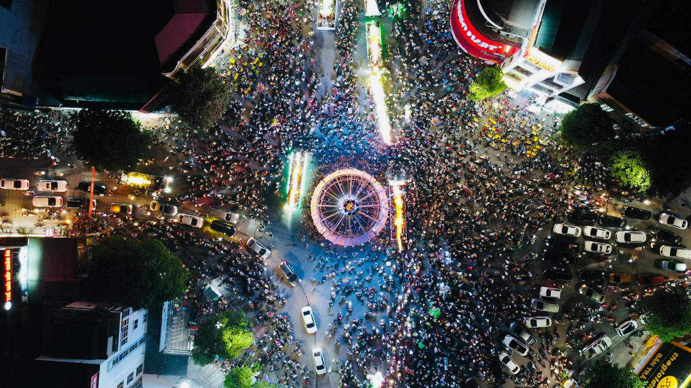 Lễ hội Thành Tuyên năm 2023 dự kiến sẽ diễn ra từ 20 - 27/9 tại TP Tuyên Quang cùng với Chương trình du lịch “Qua những miền di sản Việt Bắc” lần thứ XIV. Năm nay sự kiện rước đèn trung thu khổng lồ sớm dịp nghỉ lễ Quốc khánh đã thu hút hàng vạn du khách tới tham quan. Lễ hội Thành Tuyên năm 2023 dự kiến sẽ diễn ra từ 20 - 27/9 tại TP Tuyên Quang cùng với Chương trình du lịch “Qua những miền di sản Việt Bắc” lần thứ XIV. Năm nay sự kiện rước đèn trung thu khổng lồ sớm dịp nghỉ lễ Quốc khánh đã thu hút hàng vạn du khách tới tham quan.