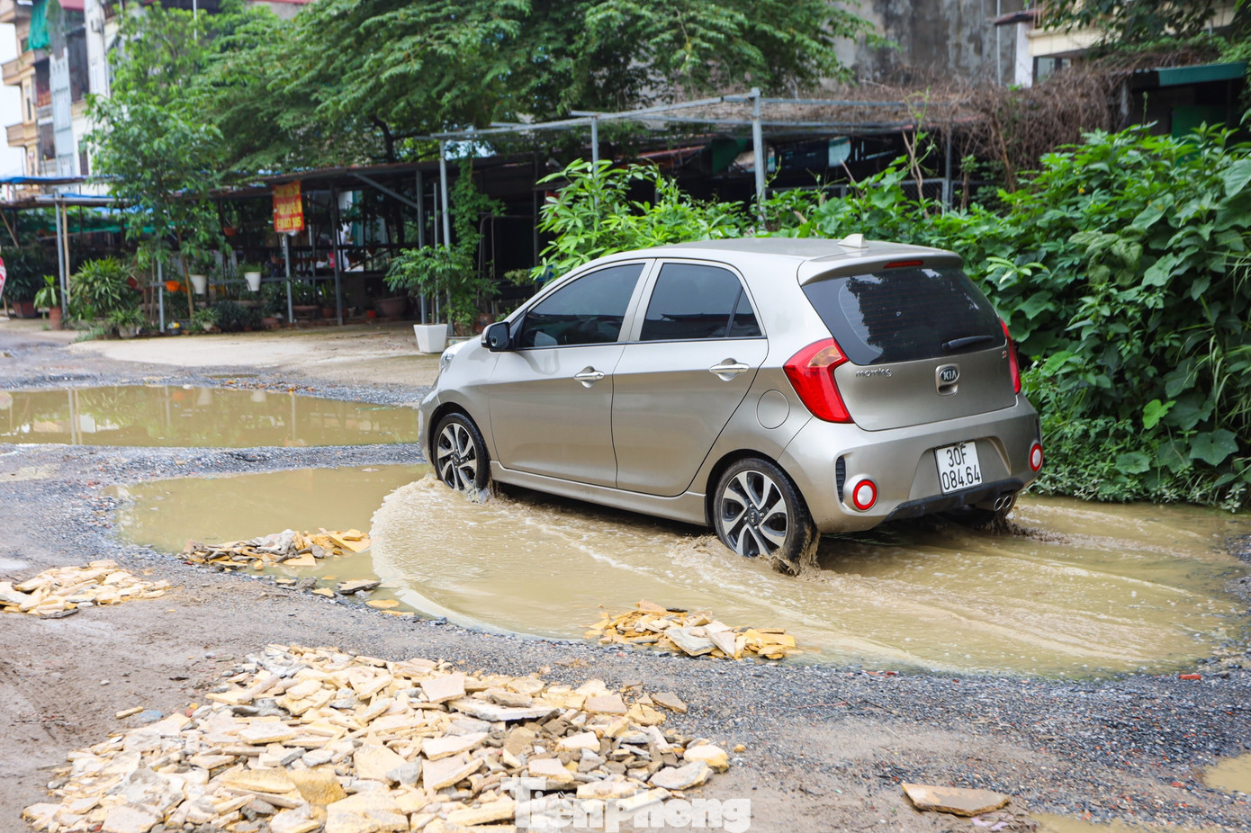 Vũng nước lớn hình thành sau những cơn mưa khiến con đường thêm nhếch nhác, mất mỹ quan đô thị.