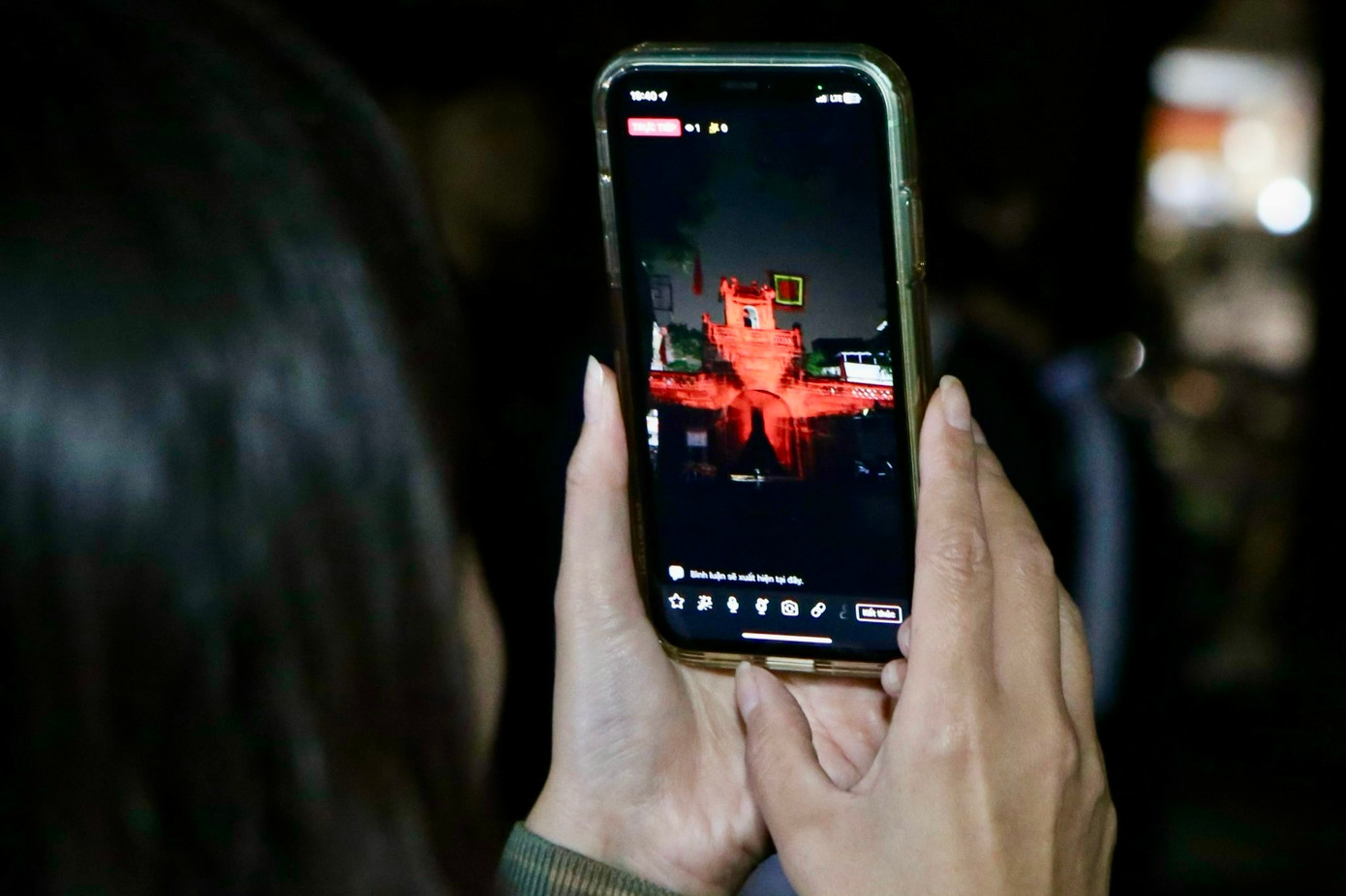 Lần đầu được trải nghiệm trình chiếu nghệ thuật ánh sáng tại cửa ngõ Ô Quan Chưởng, người dân đều rất phấn khởi, thích thú chiêm ngưỡng hình ảnh trình diễn visual 3D mapping. Nhiều bạn trẻ thích thú ghi lại những màn trình diễn 3D trong không gian cổ kính và kỳ ảo.