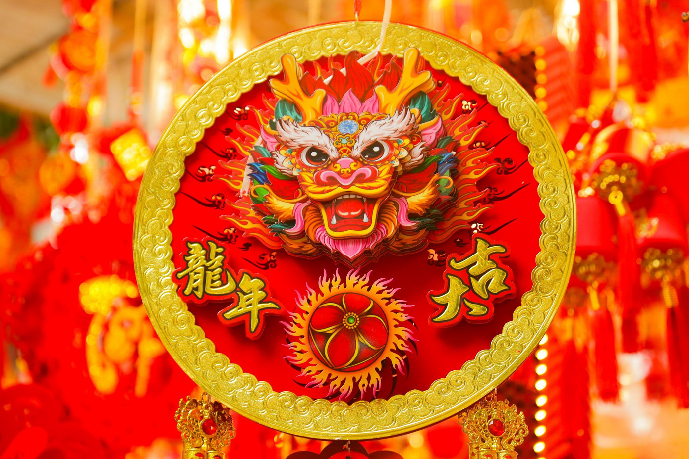 Theo ghi nhận của Tiền Phong, đồ trang trí đón năm mới 2024 đã được được bày biện với nhiều mẫu mã phong phú, đa dạng với những sản phẩm đặc trưng của Tết như câu đối, pháo hoa... Đặc biệt năm nay các sản phẩm linh vật Giáp Thìn với tạo hình rất đẹp mắt thu hút người mua.