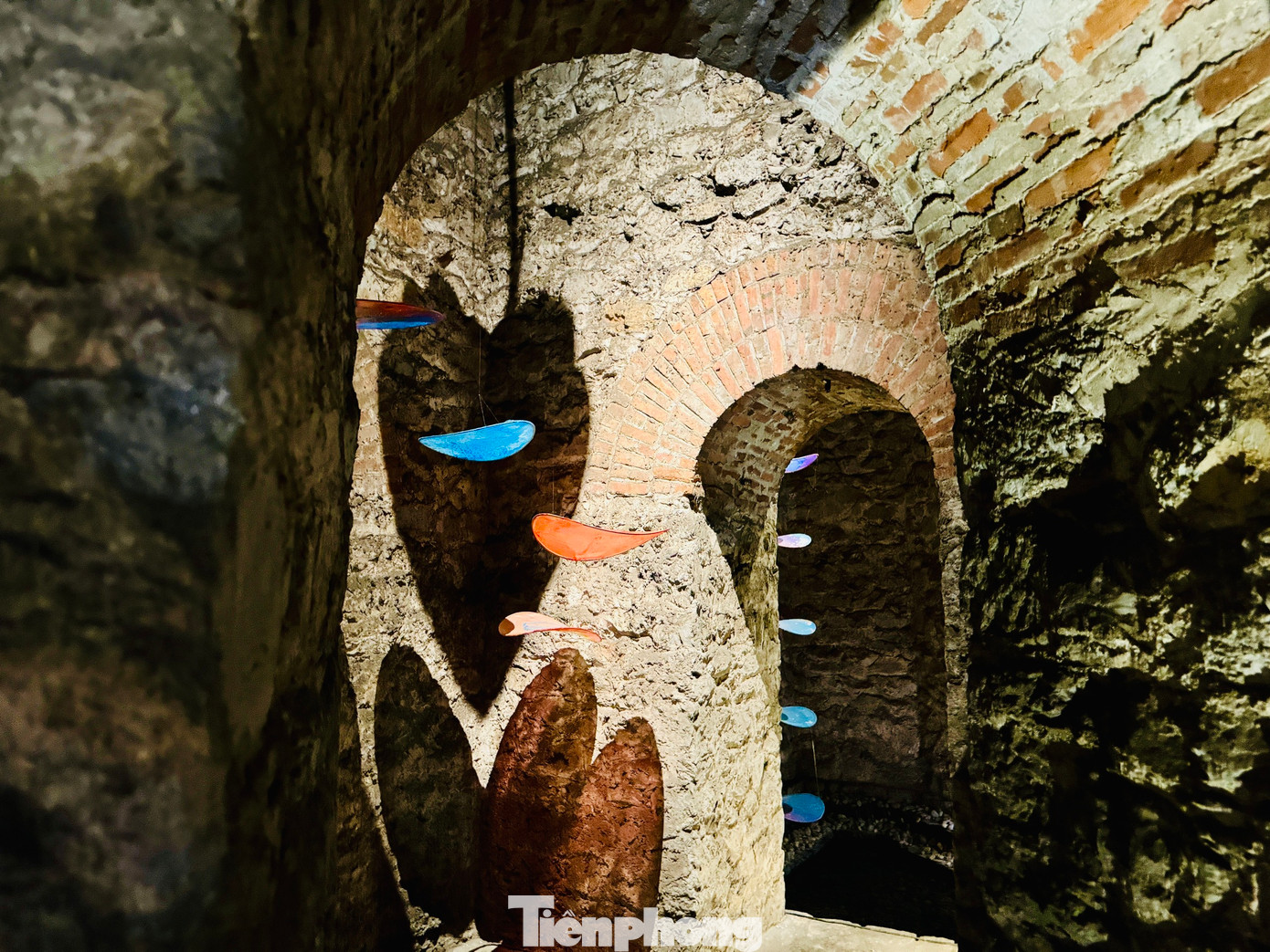 Không gian bên trong tháp nước Hàng Đậu được trang trí ấn tượng, bắt mắt.