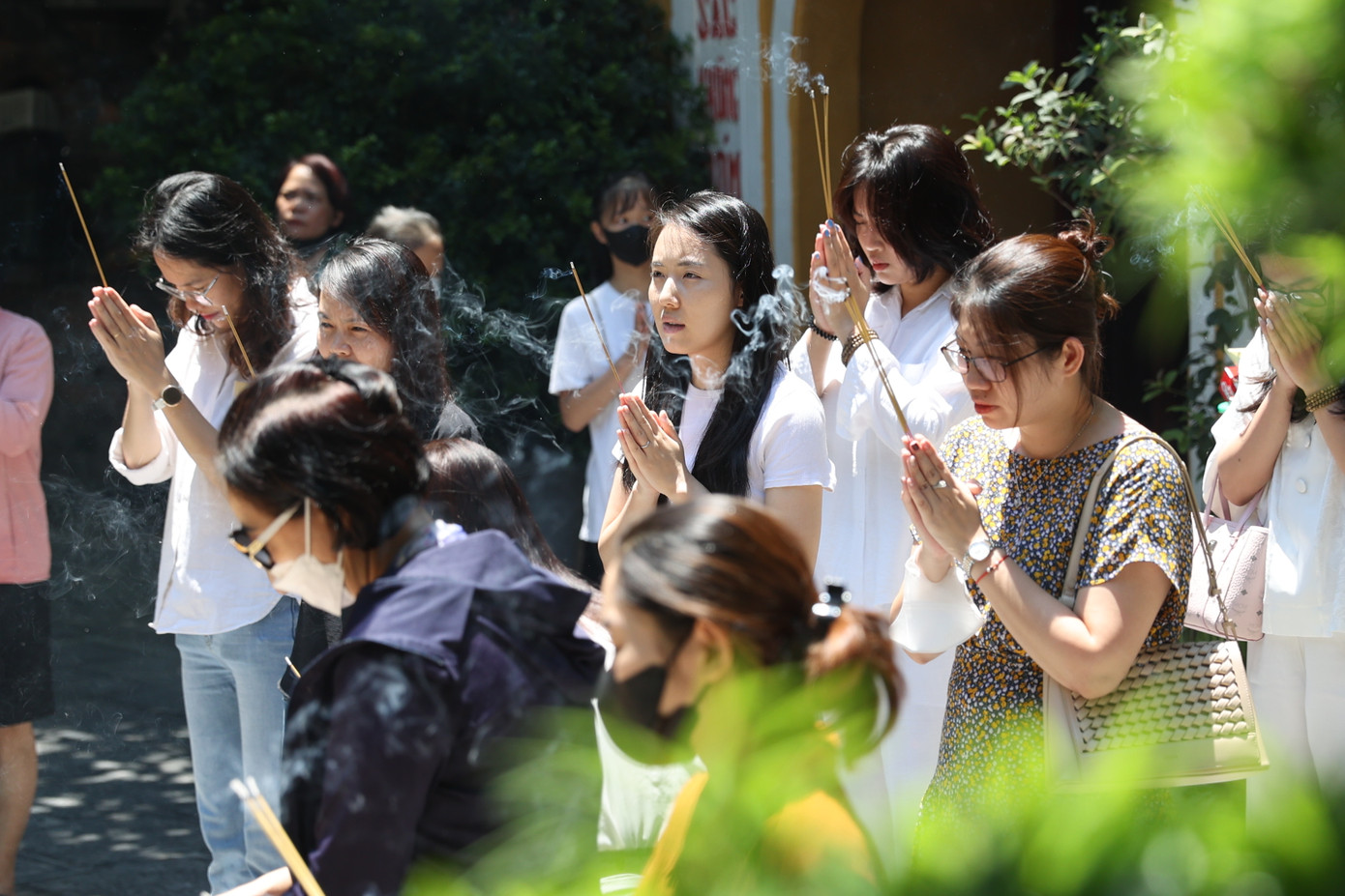 Vào dịp này, nhiều ngôi chùa tổ chức Pháp hội “Vu lan báo hiếu” với những nghi lễ trang trọng, thiêng liêng, thu hút hàng nghìn người dân đến tham gia: giảng kinh về đạo hiếu, lễ bông hồng cài áo, thả đèn hoa đăng, lễ cầu siêu…