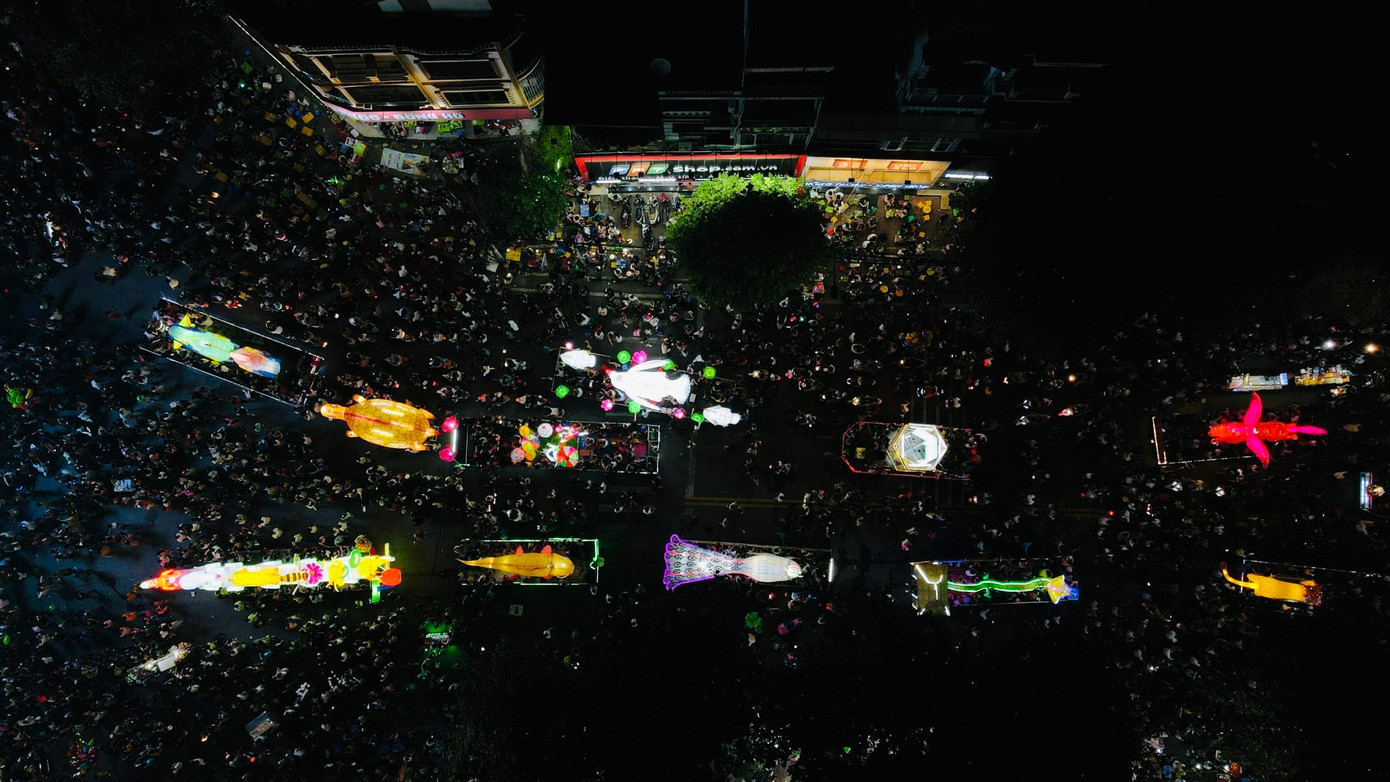 Lễ hội Thành Tuyên năm 2023 dự kiến sẽ diễn ra từ 20 - 27/9 tại TP Tuyên Quang cùng với Chương trình du lịch “Qua những miền di sản Việt Bắc” lần thứ XIV. Năm nay sự kiện rước đèn trung thu khổng lồ sớm dịp nghỉ lễ Quốc khánh đã thu hút hàng vạn du khách tới tham quan. Lễ hội Thành Tuyên năm 2023 dự kiến sẽ diễn ra từ 20 - 27/9 tại TP Tuyên Quang cùng với Chương trình du lịch “Qua những miền di sản Việt Bắc” lần thứ XIV. Năm nay sự kiện rước đèn trung thu khổng lồ sớm dịp nghỉ lễ Quốc khánh đã thu hút hàng vạn du khách tới tham quan.