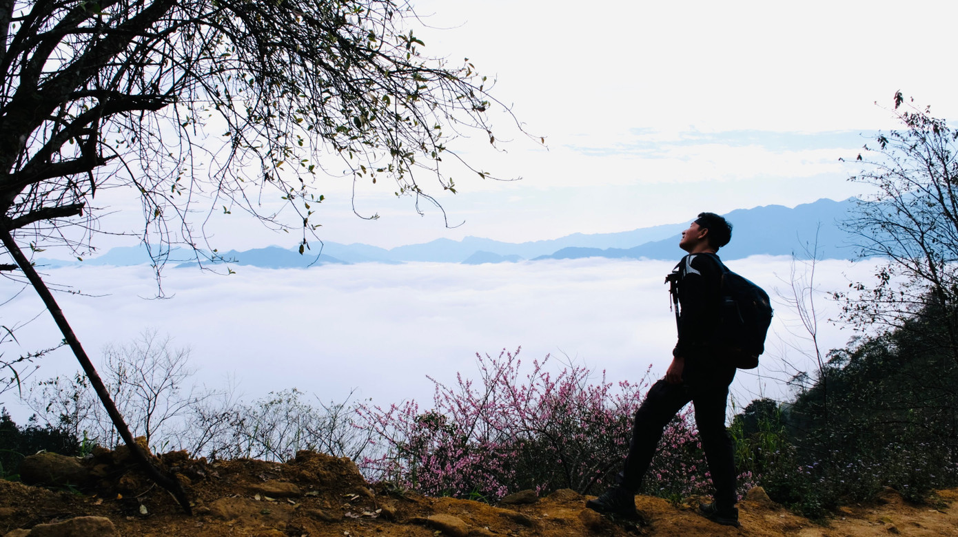 "Cảnh đẹp huyền ảo ở đây chính là phần thưởng cho sự cố gắng, nỗ lực của mình với hành trình leo núi 2 ngày 1 đêm", anh Hưng Phong chia sẻ.