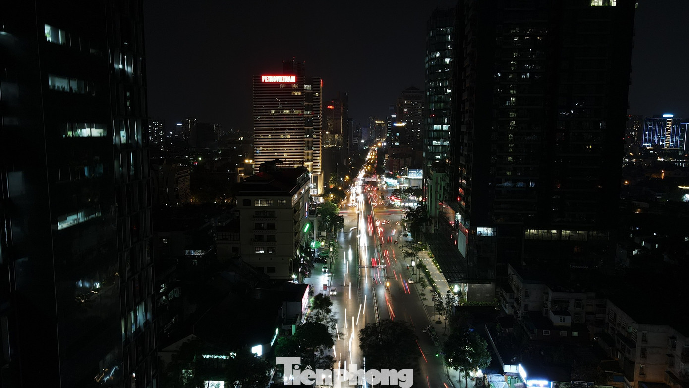 Bật đèn muộn hơn 30 phút, tắt sớm 30 phút; giảm 50% công suất chiếu sáng quảng cáo trước 22h, sau 22h tắt toàn bộ.