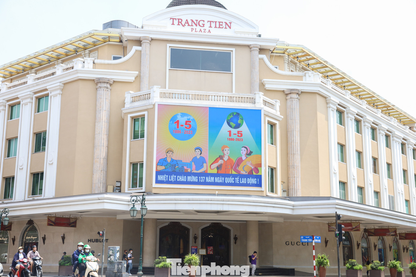 Những bức tranh cổ động khổ lớn được trang trí trên khu thương mại Tràng Tiền Plaza.