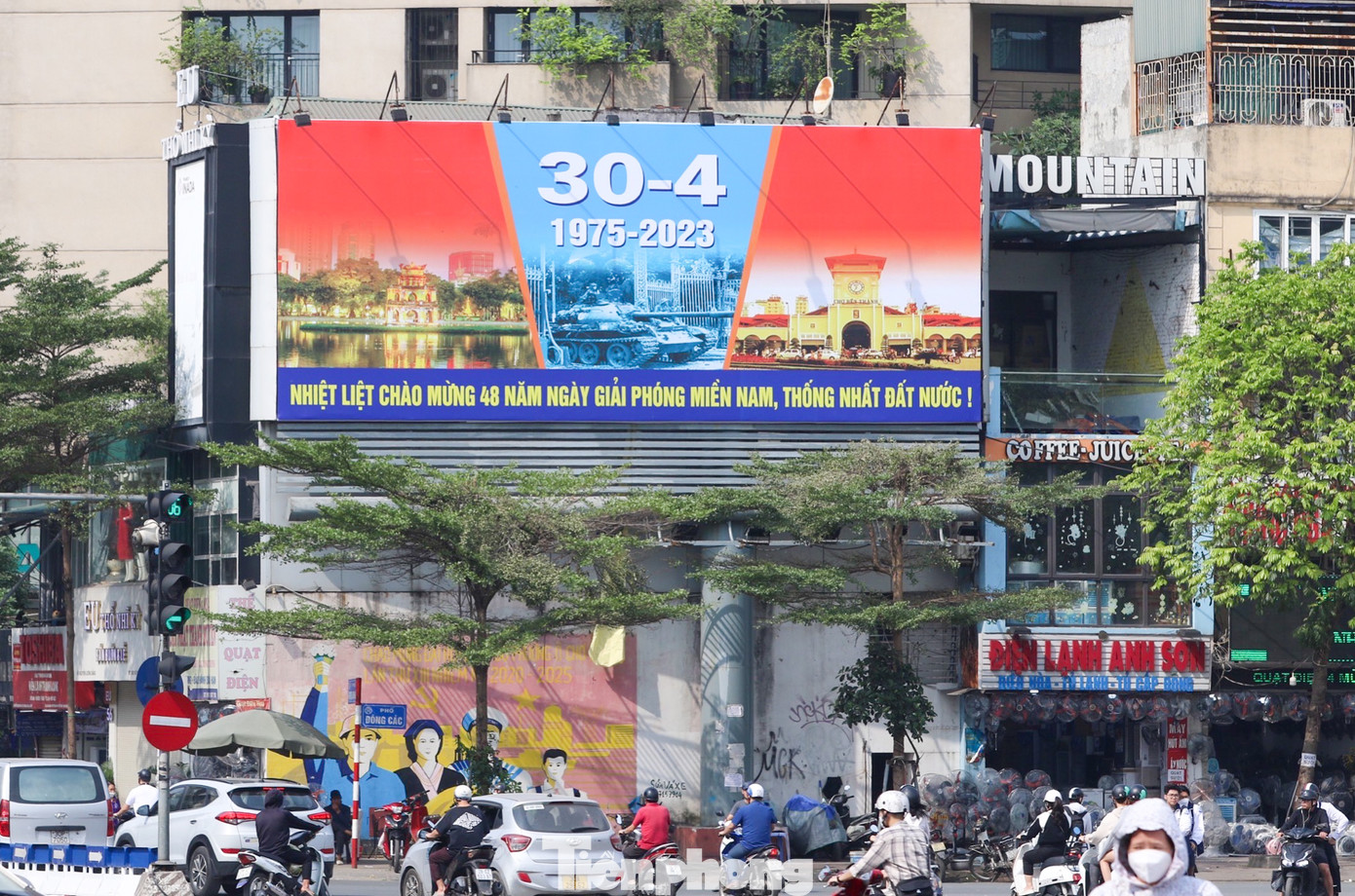 Không khí của ngày hội non sông thống nhất đang lan tỏa rộng khắp khắp trên phố phường của Thủ đô.