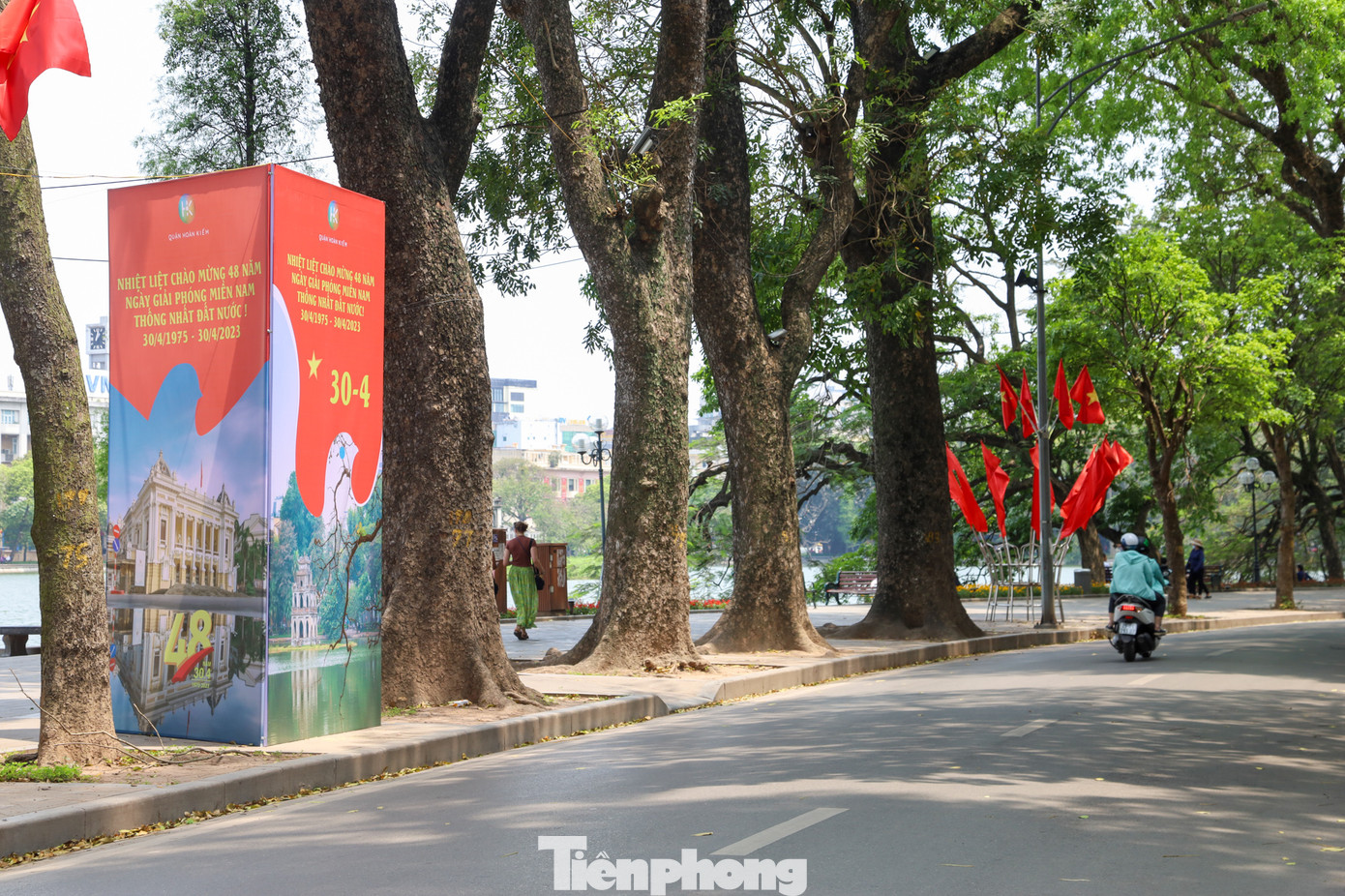 Đường phố Thủ đô rực rỡ cờ hoa chào mừng ngày lễ.