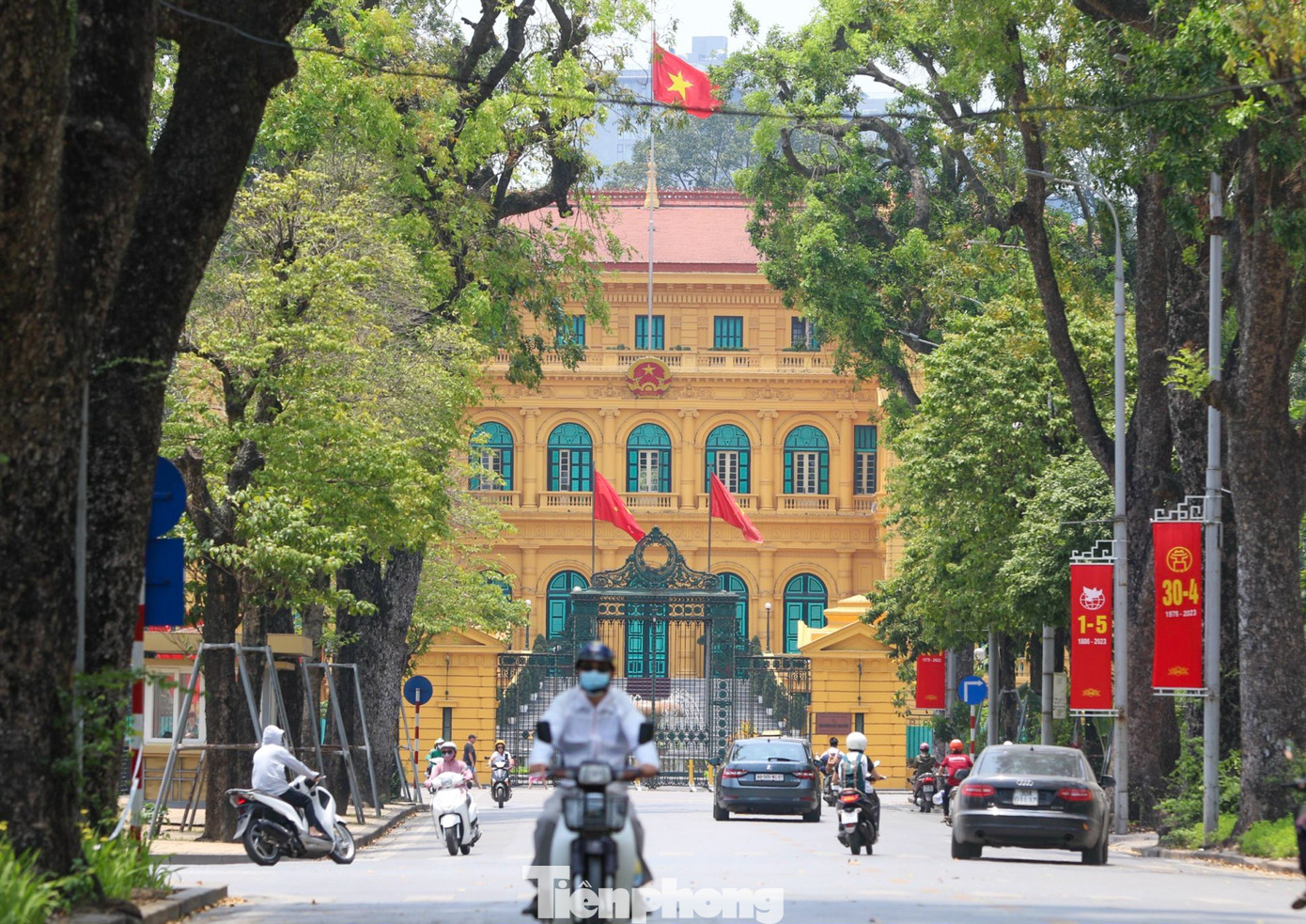 Nhiều tuyến phố của Thủ đô đang được trang hoàng rực rỡ cờ Tổ quốc, pano, áp phích, băng rôn, khẩu hiệu... chào mừng 48 năm ngày Giải phóng miền Nam, thống nhất đất nước.