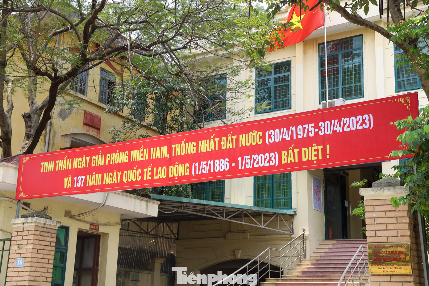 Rất nhiều trụ sở, cơ quan làm việc cũng trang hoàng rực rỡ chào mừng ngày đại lễ 30/4 và quốc tế lao động 1/5.