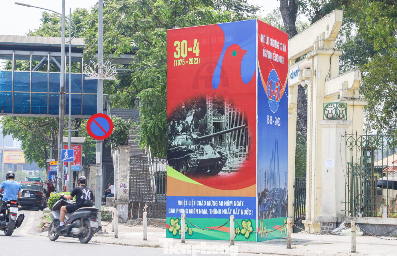 Một tấm áp phích khổ lớn với khẩu hiệu “Nhiệt liệt chào mừng 48 năm Ngày Giải phóng miền Nam, thống nhất đất nước” được dựng nên ngay cổng vào công viên Thống nhất.