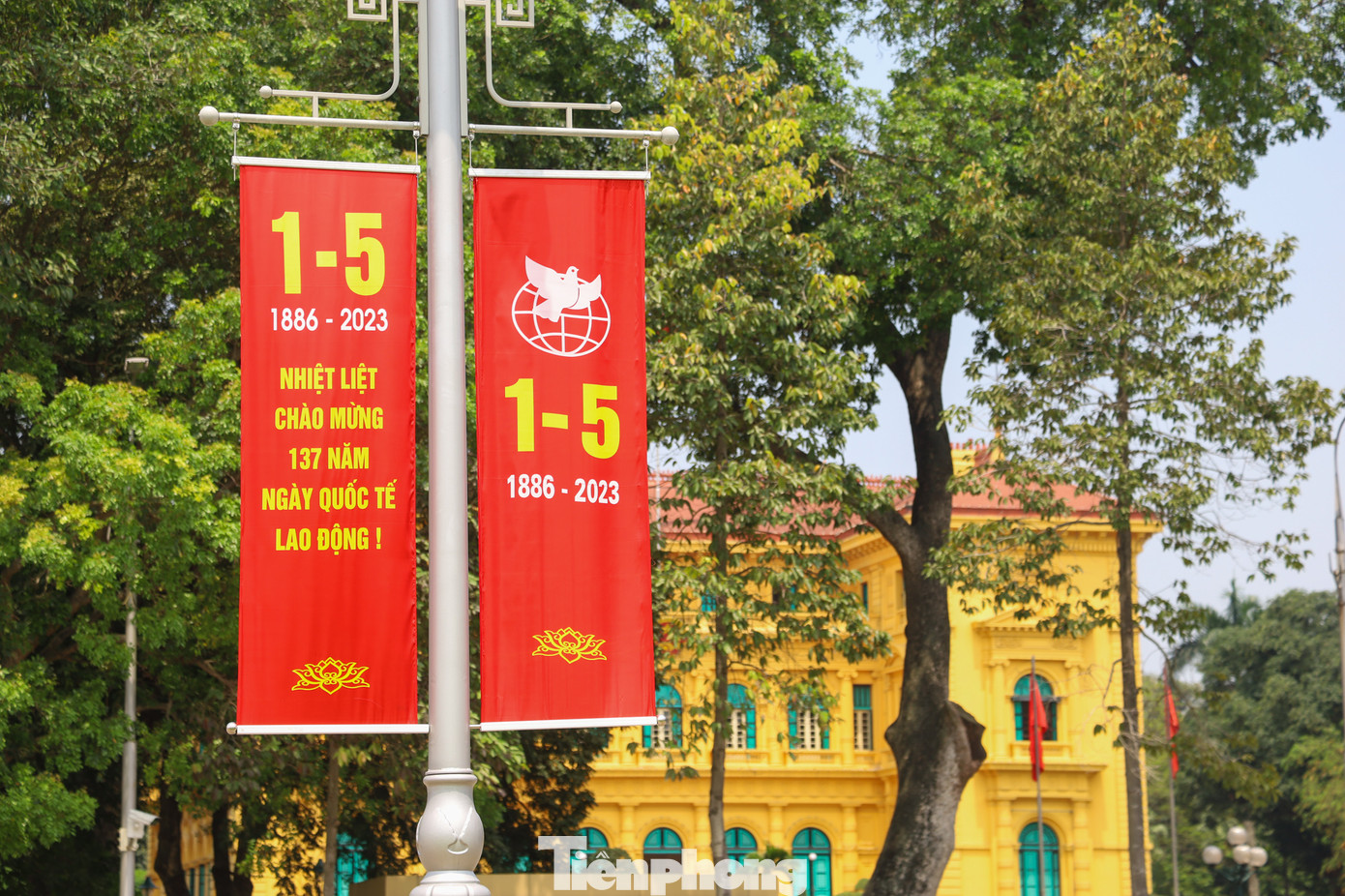 Hàng loạt băng rôn với sắc đỏ rực rỡ, treo dọc các tuyến đường chính và khu vực trung tâm để kỷ niệm Ngày giải phóng miền Nam, thống nhất đất nước và ngày Ngày Quốc tế lao động.