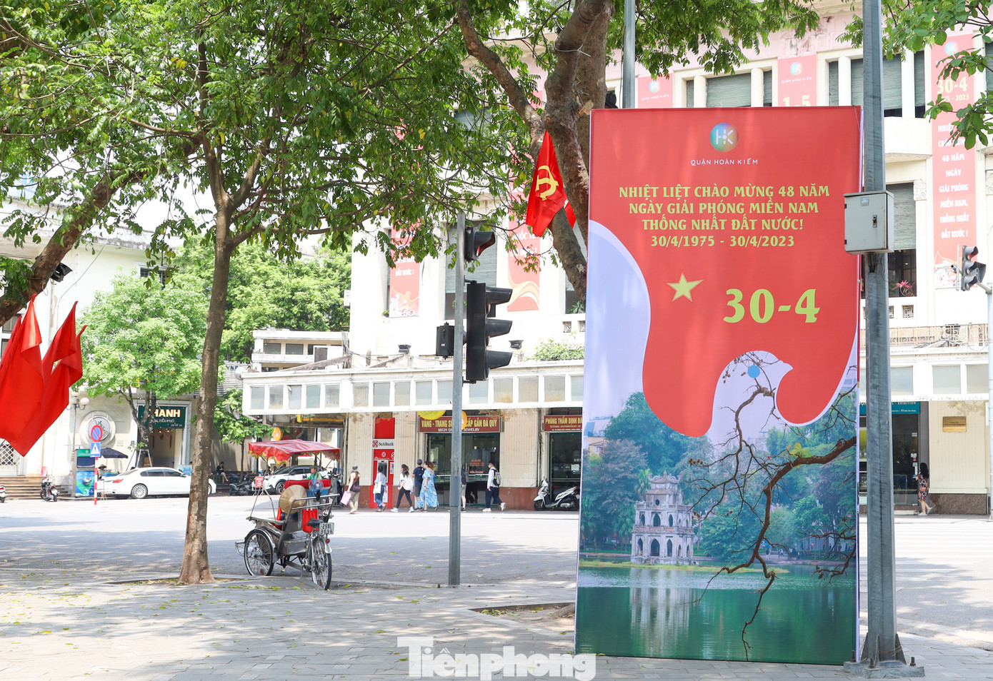 Tấm pano trên Hồ Hoàn Kiếm.