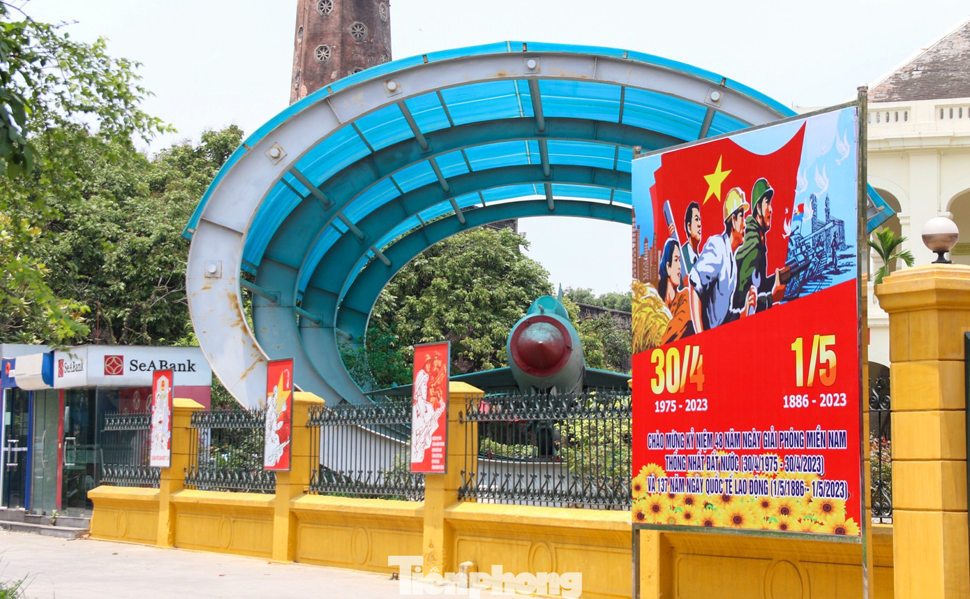 Pano chào mừng đặt phía trước Bảo tàng Lịch sử Quân sự Việt Nam (đường Điện Biên Phủ)