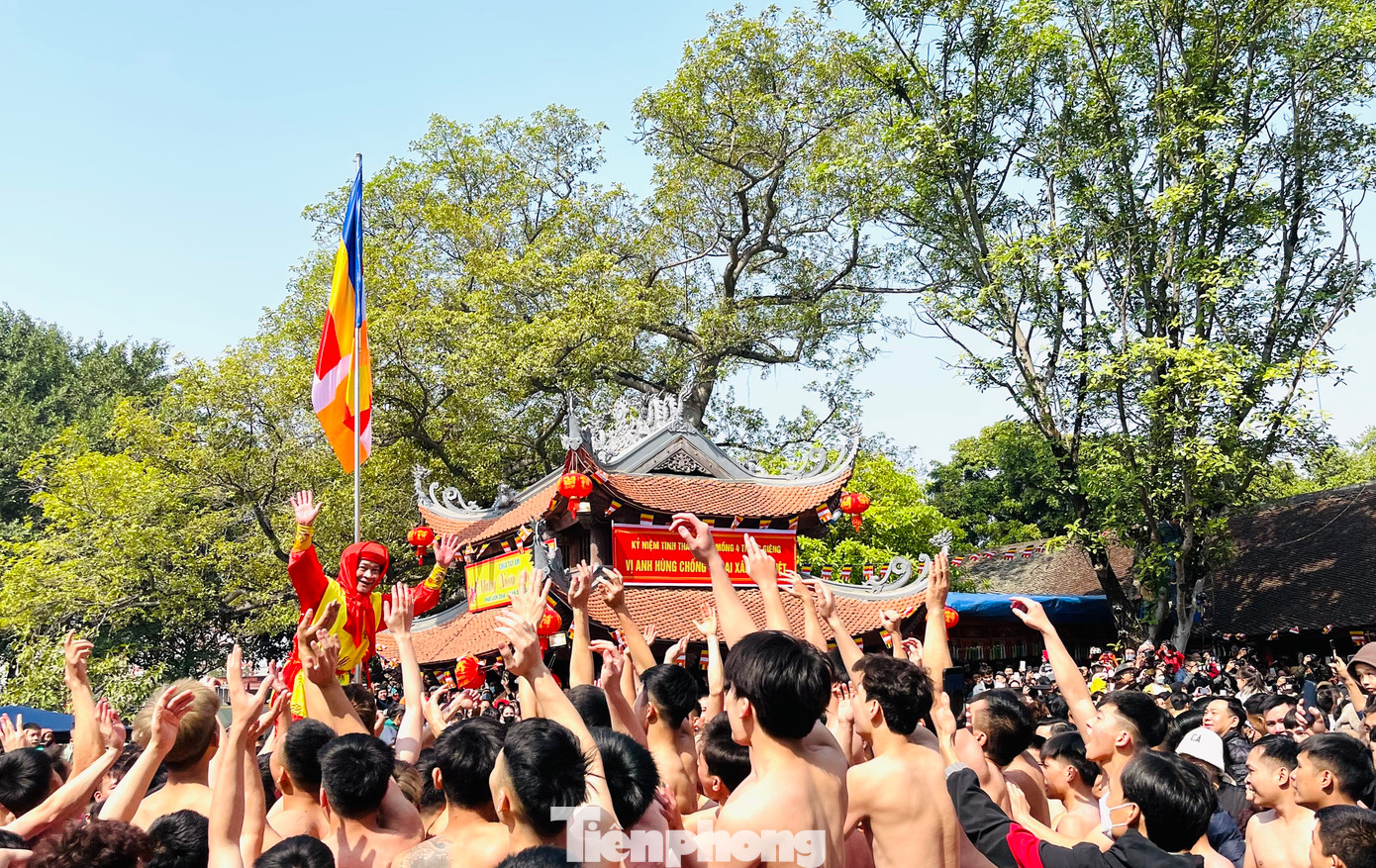 Tục Dô ông đám là một cách đề cao tinh thần thượng võ, là dịp các thanh niên phô bày sức khỏe và vẻ đẹp cơ bắp. Tục này còn mang ý nghĩa quân sĩ công kênh các vị tướng trước hàng quân trong ngày chiến thắng mở hội ăn mừng.