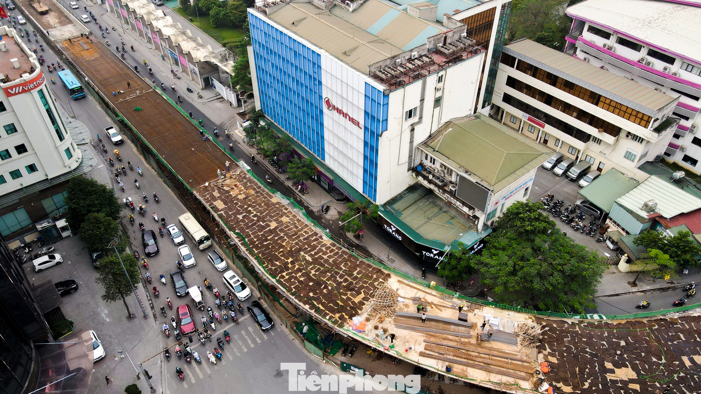 Đường cong của cầu vượt chữ C đã được định hình rõ nét trên tuyến phố.