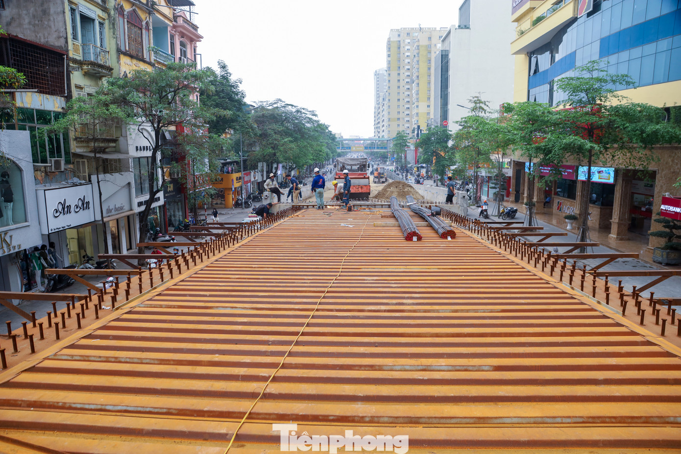 Hiện tại các dầm thép đã được các đơn vị thi công lắp đặt xong theo chiều dài cầu là 320 mét, đỡ các dầm thép hiện tại là các trụ thép bản lớn.