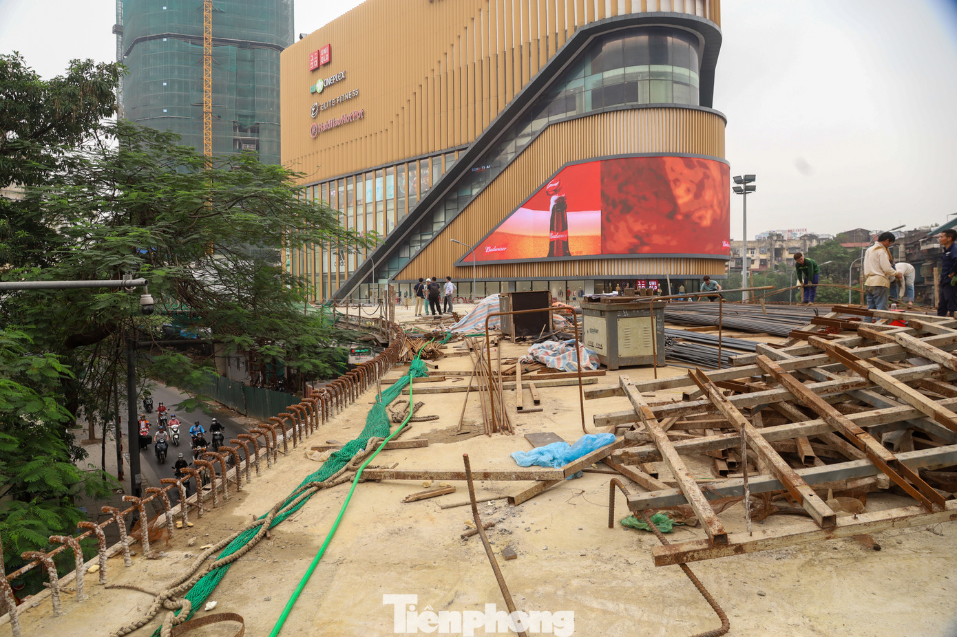 Cầu vượt chữ C được xây dựng theo kết cấu bằng thép lắp ghép, tổ chức giao thông 2 chiều cho 2 làn xe hỗn hợp theo hướng Chùa Bộc - Phạm Ngọc Thạch có tổng chiều dài tính từ mố cầu 318m, chiều rộng 9m.