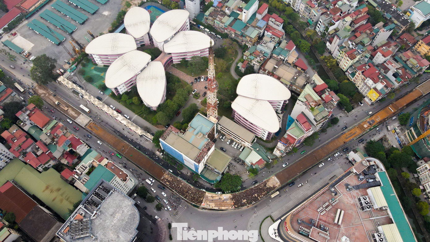 Sau thời gian 1 năm rưỡi thi công (từ tháng 11/2021), hiện cầu vượt thép có hình chữ C với mức đầu tư 147 tỷ đồng ở nút giao Chùa Bộc - Phạm Ngọc Thạch (Hà Nội) đã lộ rõ hình hài.