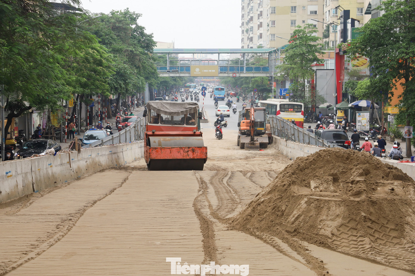 Phần đường dẫn 2 đầu trong đó có phía Phạm Ngọc Thạch cũng đã được đổ bê tông xong, đang chất tải vật liệu và chuẩn bị hoàn chỉnh bề mặt cầu.