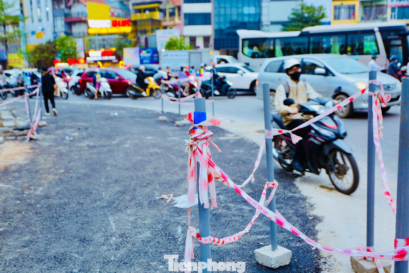 Đại diện ban Duy tu các công trình hạ tầng giao thông cho biết, quy mô đầu tư bao gồm điều chỉnh dải phân cách, đảo giao thông trong phạm vi nút kết hợp thảm nhựa bê tông cục bộ mặt đường trong nút; sơn, kẻ, đặt biển báo tổ chức giao thông.