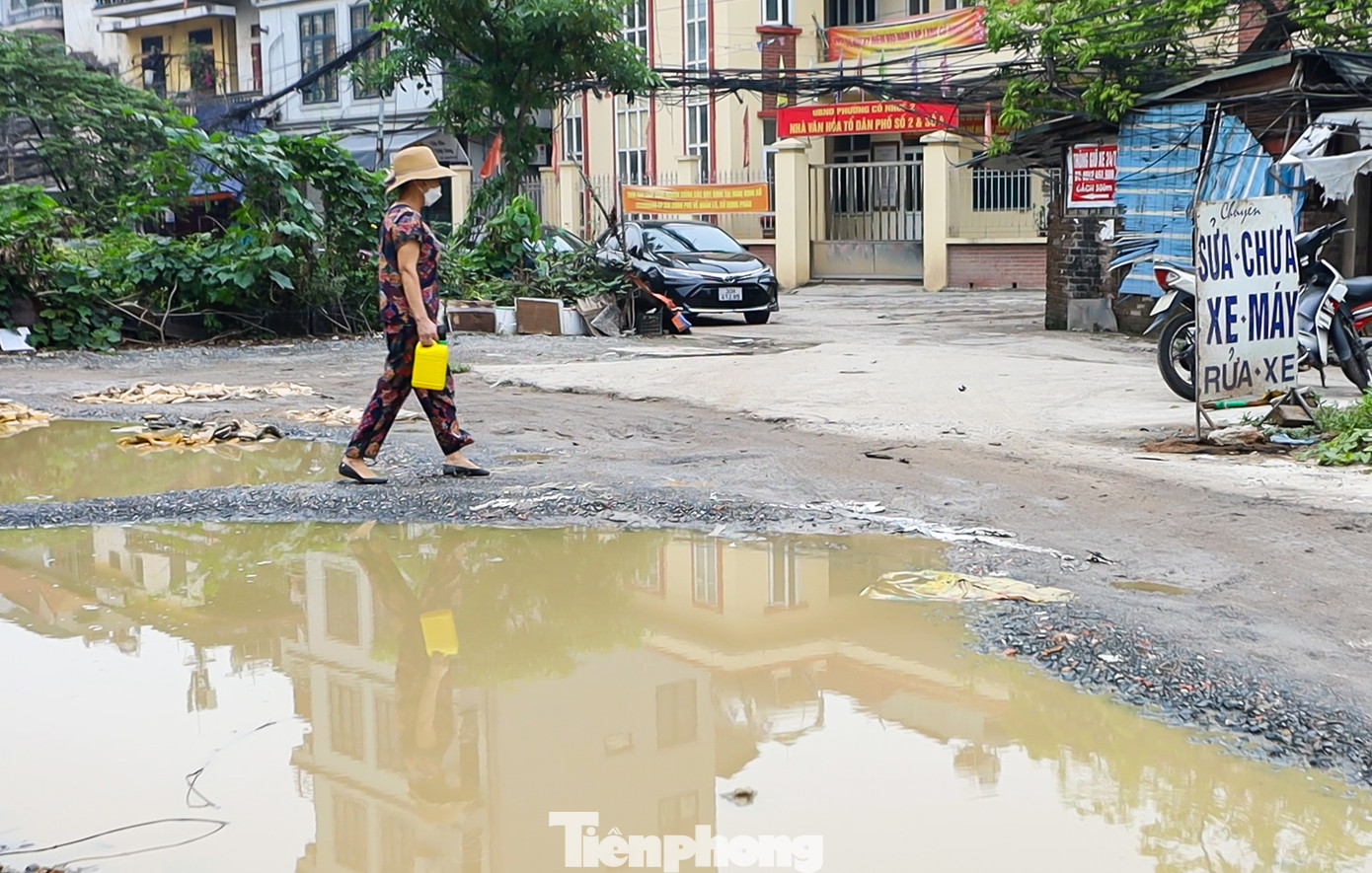 Những chiếc hố vừa sâu vừa lớn giữa đường tiềm ẩn rủi ro cho người tham gia giao thông.