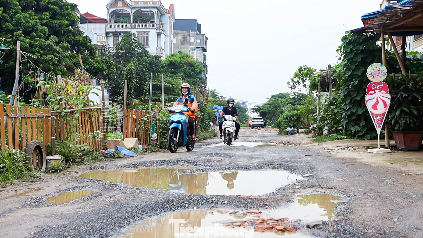 Người dân "gặp khó" khi phải di chuyển qua con đường này.