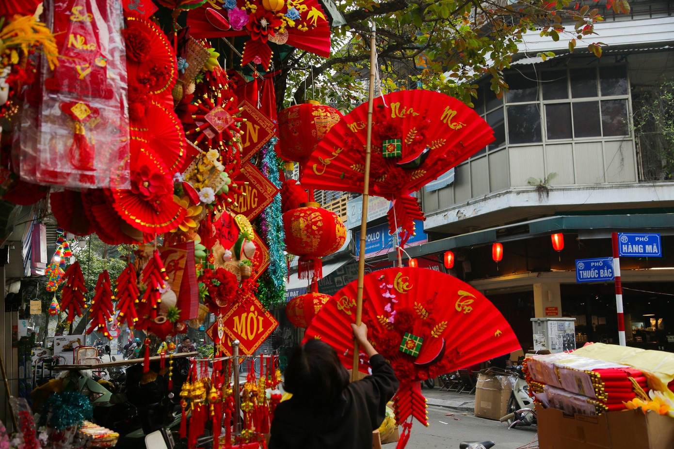 Đây là “thiên đường mua sắm” các đồ trang hoàng nhà cửa, mùa Giáng sinh vừa qua, phố Hàng Mã đã nhanh chóng thay đổi diện mạo, ngập tràn không khí Tết bởi các mặt hàng trang trí.