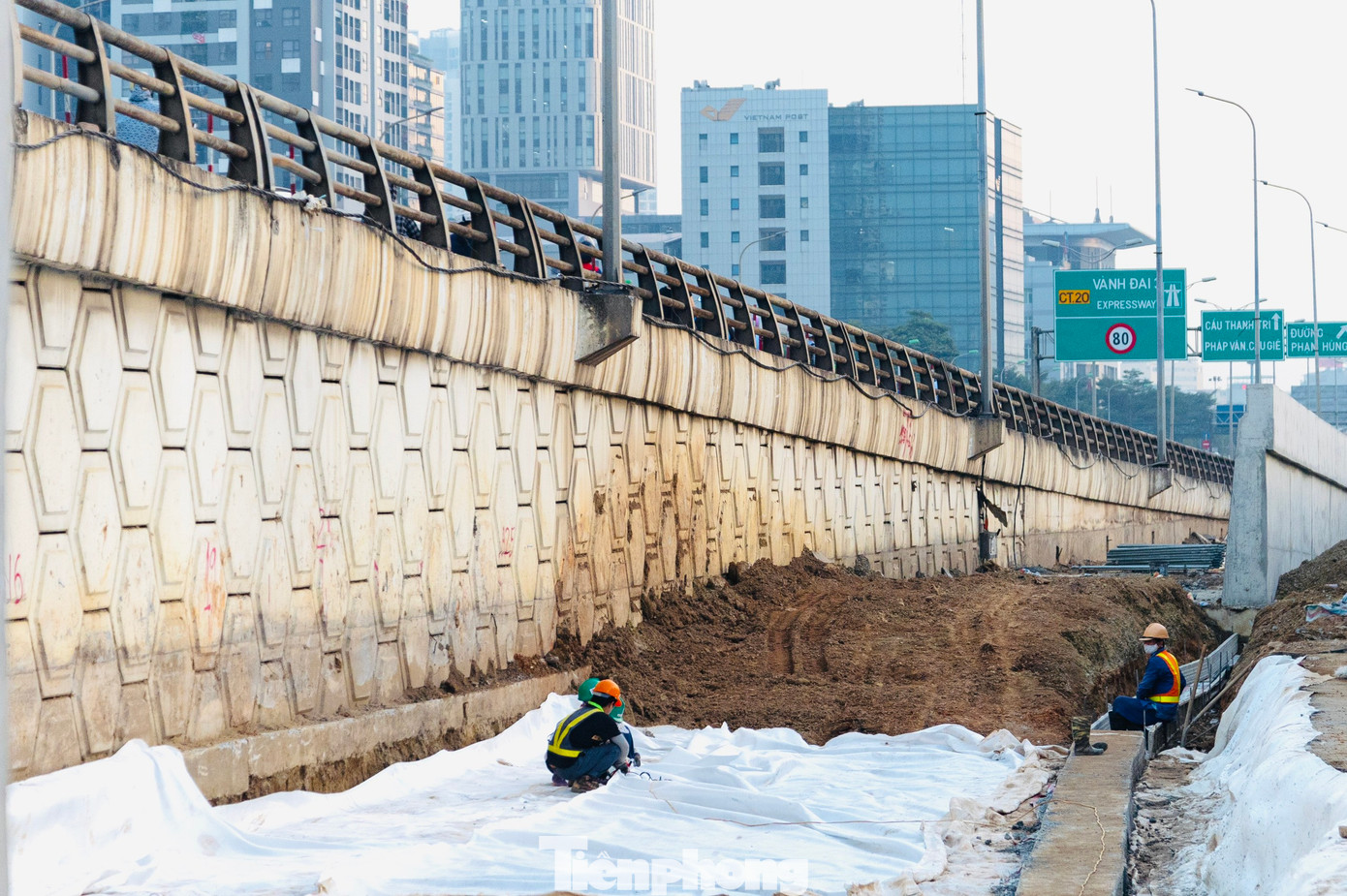 Hiện tại, công tác lao lắp dầm cầu đang được tập trung đẩy nhanh tiến độ và đã lao được 8/18 nhịp.