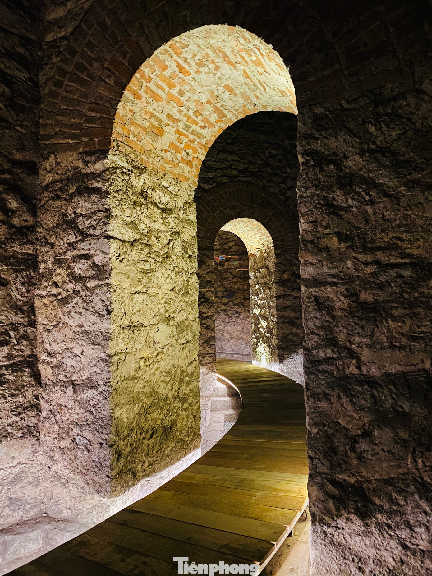 Hiện hệ thống sắp đặt ánh sáng cơ bản đã hoàn thiện. Một mô đun bằng gỗ tái chế tạo thành đường đi hình tròn, men theo đường kính của bốt Hàng Đậu đã được đưa vào bên trong.