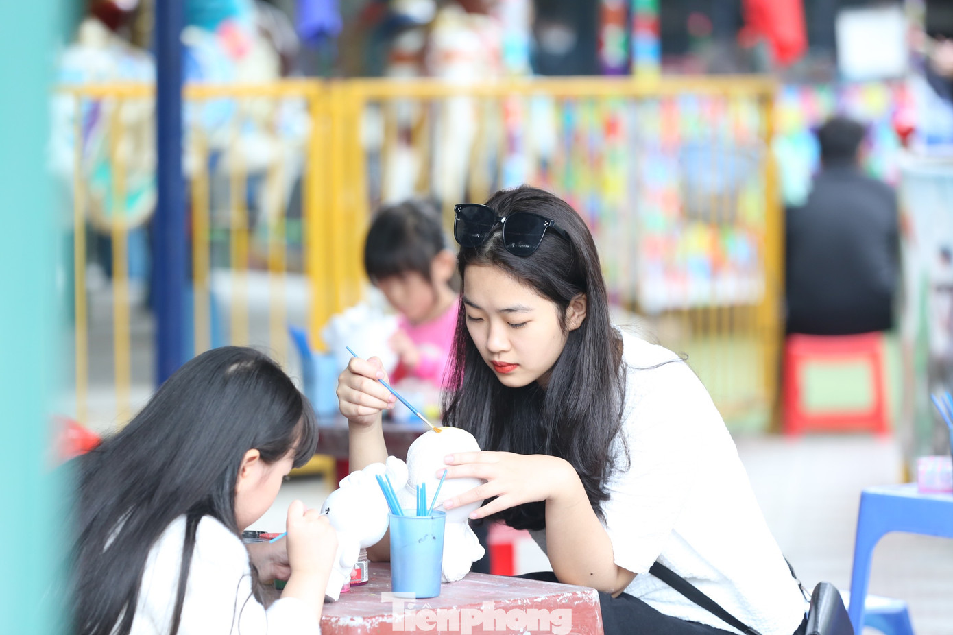 Gian hàng tô tượng không chỉ thu hút các bạn nhỏ mà nhiều phụ huynh cũng hào hứng tham gia cùng để tạo ra những "tác phẩm" sống động nhiều sắc mầu.