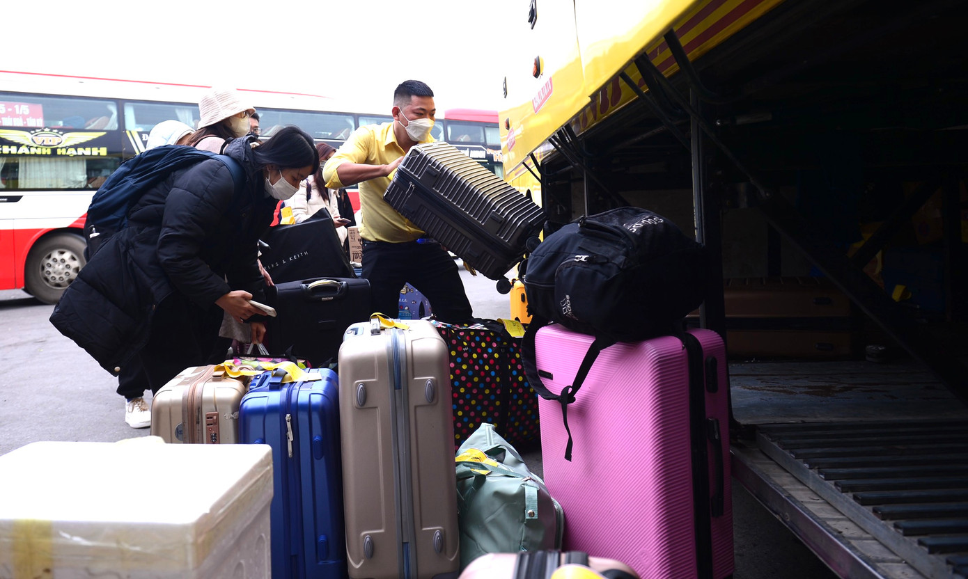 Phía trong bến xe, các phụ xe sắp xếp những hành lý cuối cùng trước giờ lăn bánh.