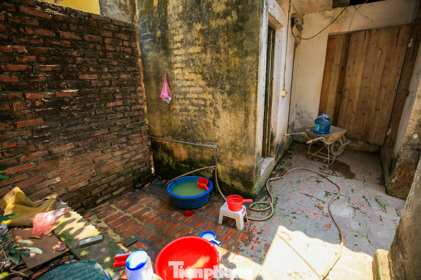 Theo đơn vị cung cấp nước sạch là Công ty Cổ phần nước sạch Tây Hà Nội cho biết, nguyên nhân cắt nước do nguồn nước chính là sông Đà không đủ cung cấp cho công ty để phân phối cho người dân. Những ngày nắng nóng, đơn vị này cần 28.000m3 nước/ngày đêm để đáp ứng đủ nhu cầu của người dùng, nhưng chỉ nhận được có 22.000m3/ngày đêm, thiếu hơn 20%.