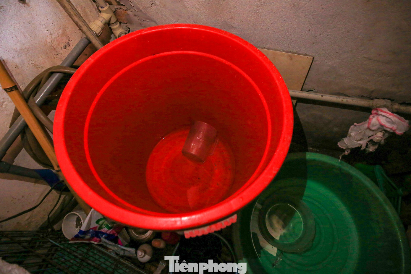 Chúng tôi phải tìm đủ mọi cách để có nước như dùng giếng khoan cũ, hay đi xin nước nhà khác, hoặc phải mua nước từ xe téc với giá cao, chị Nhu cho biết.