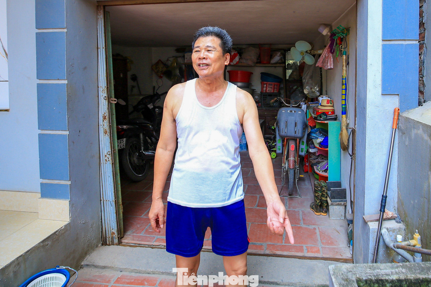 “Nhà tôi cũng may còn giữ lại hệ thống lọc nước giếng khoan nên nước bơm lên qua lọc cũng mới dám tắm rửa bằng nước này, tuy nhiên nước ăn uống thì phải đi mua, rất vất vả” - ông Hùng nói.