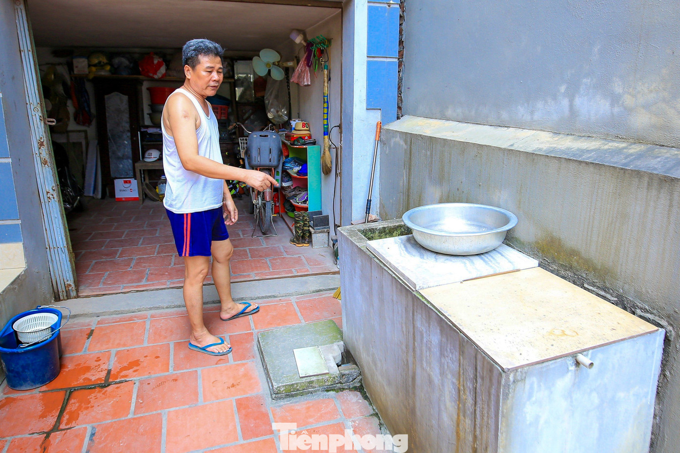 Ông Hùng cũng cho biết thêm, cả làng đều bị cắt nước như thế, mình cũng không biết làm thế nào, cũng không biết kêu ai, chỉ mong đơn vị cấp nước đảm bảo nguồn nước sạch để cung ứng cho người dân đảm bảo sinh hoạt.