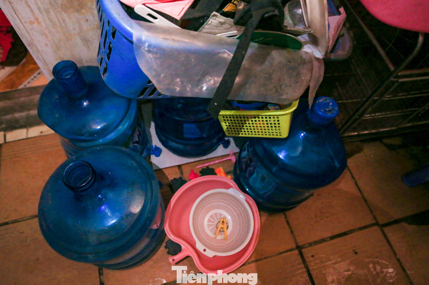 Khu vực xã Đức Thượng lại nằm ở cuối nguồn nên càng khó khăn hơn vì thiếu áp lực nước để đẩy tới được khu vực này. Đơn vị đang đẩy nhanh tiến độ xây dựng trạm bơm tăng áp Sơn Đồng để nếu thuận lợi thì khoảng 1 tháng nữa sẽ có thể tăng áp lực bơm, đẩy được nhiều nước hơn xuống các khu vực cuối nguồn nhưng biện pháp lâu dài vẫn là phải tăng cường được nguồn cấp từ nhà máy nước sạch sông Đà.