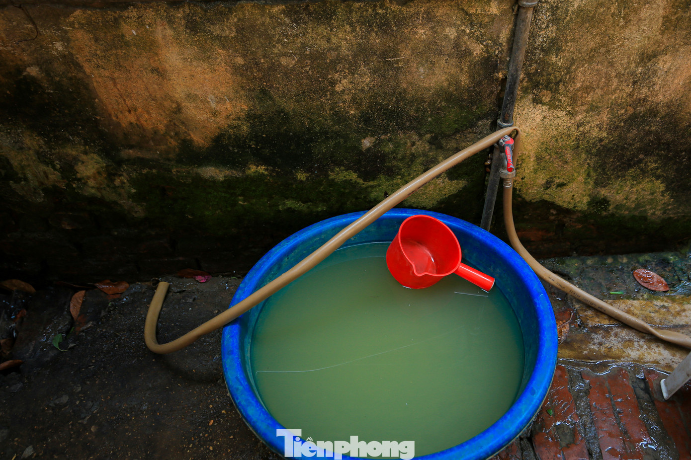 Trao đổi với PV báo Tiền Phong, Phó chủ tịch xã Đức Thượng, Nguyễn Ích Thìn cho biết: " Tình trạng mất nước của thôn đã diễn ra hơn nửa tháng nay rồi. Đơn vị cấp nước cũng có thông báo nhưng thông báo cắt nước chỉ trong thời gian ngắn thôi, thực tế thì việc cắt nước lại kéo dài suốt nhiều ngày qua".