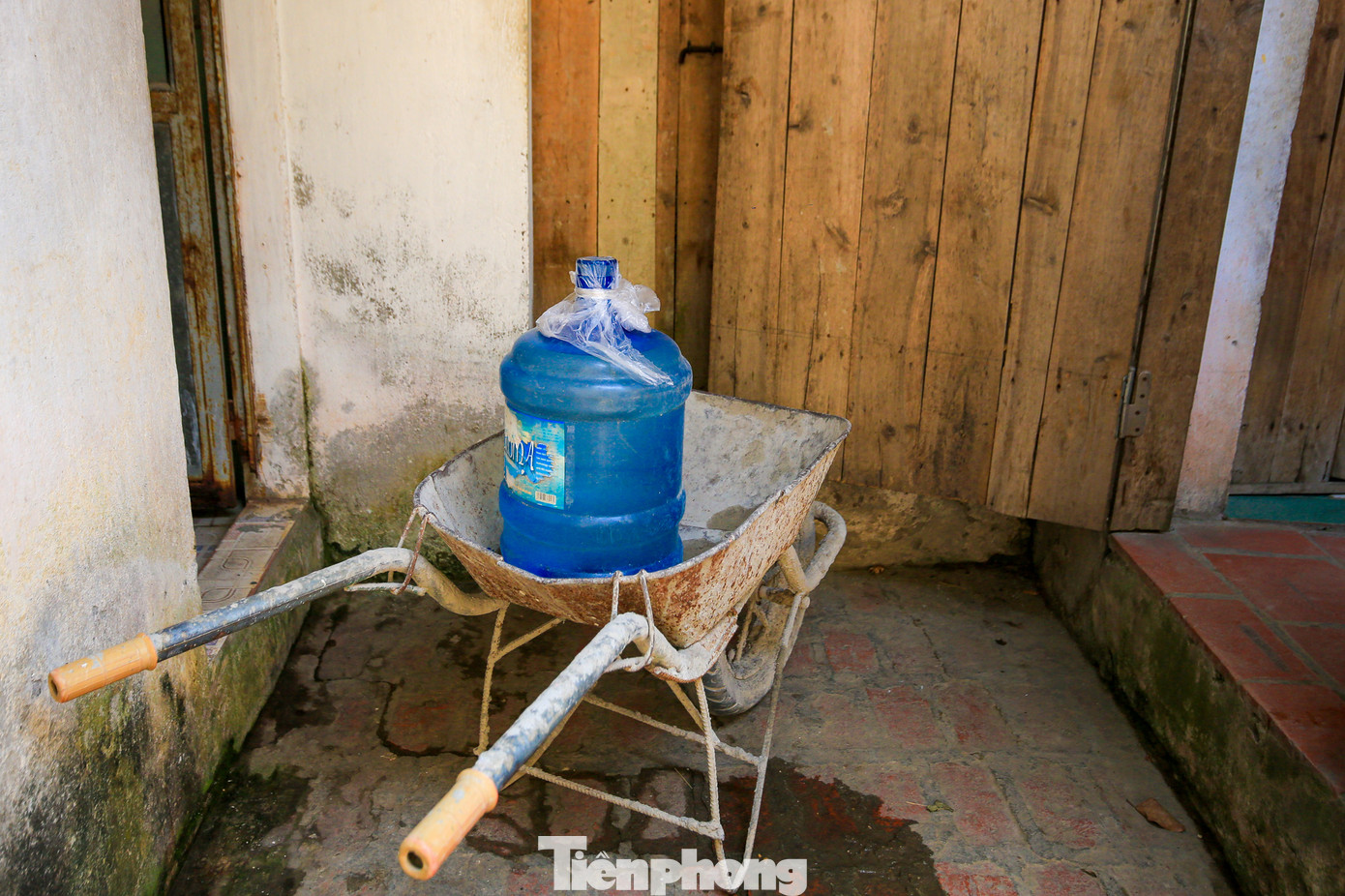 Chị Thu cho biết, những ngày qua gia đình chị phải đặt đồ ăn ở ngoài và đồ ăn nhanh vì không có nước để rửa và sơ chế thức ăn.