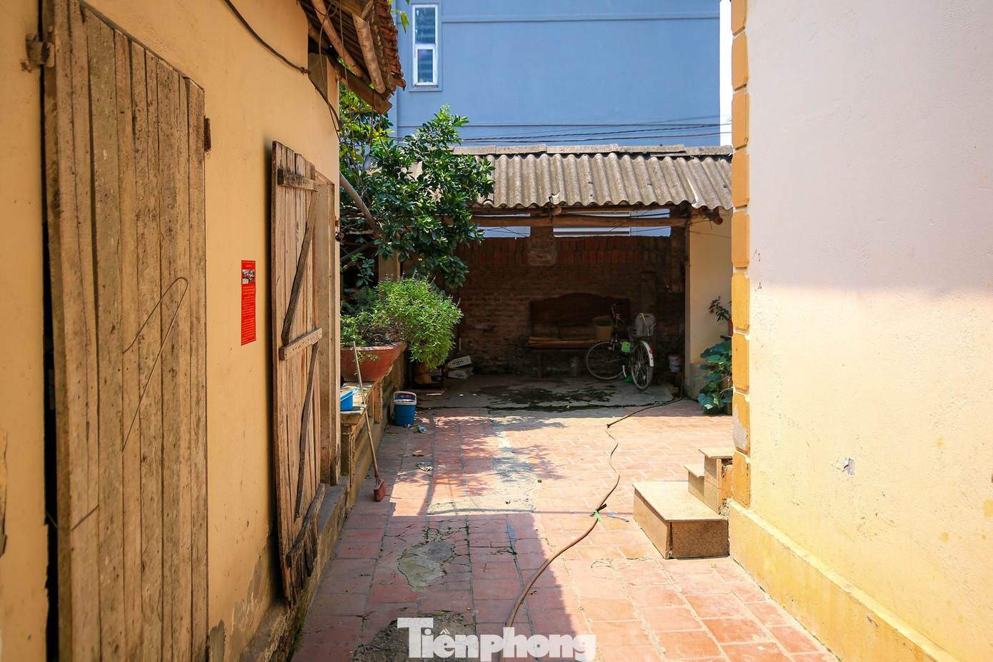 Trong những ngày thời tiết nắng nóng gay gắt vừa qua, người dân tại huyện Hoài Đức cho biết việc cắt nước đã làm sinh hoạt của họ bị đảo lộn.