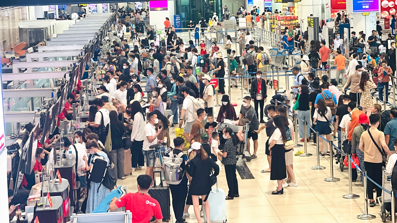 Ghi nhận vào thời điểm 16h, các quầy thủ tục đều chật kín hành khách đợi làm thủ tục lên máy bay.