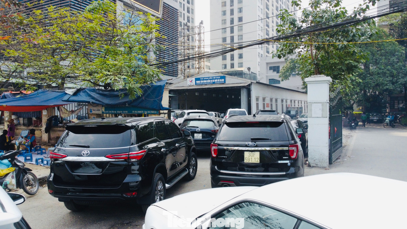 Hàng dài xe ùn ứ trước cửa vào trung tâm đăng kiểm.