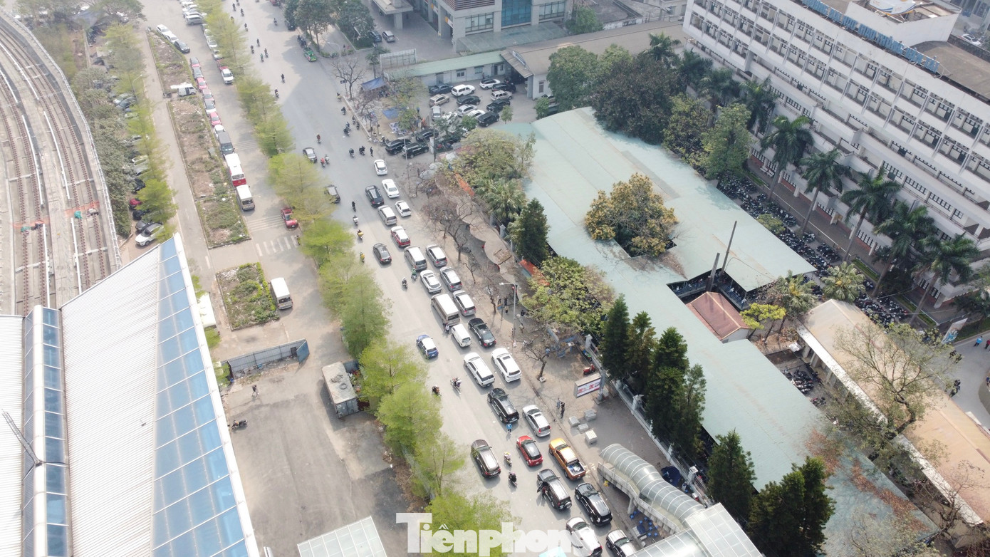 Theo ghi nhận của PV báo Tiền Phong tại Trung tâm Đăng kiểm cơ giới 29.03V (phường Láng Thượng, quận Đống Đa) ngày 27/2, hàng trăm chiếc xe nối đuôi nhau xếp hàng chờ đăng kiểm.